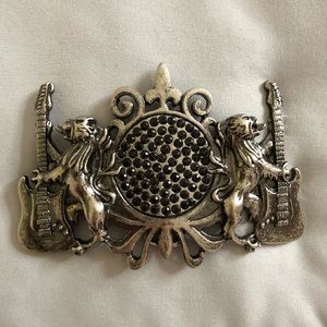 ✨4/$25✨ Belt buckle with lions holding a guitar